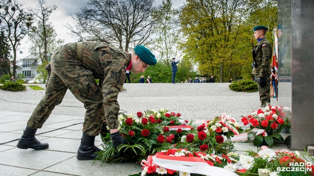 Biało-czerwonych barw nie wolno się wstydzić - w południe na jasnych błoniach w Szczecinie odbyły się uroczystości Dnia Flagi. Fot. Olaf Nowicki [Radio Szczecin] Dzień Flagi RP, uroczystości na Jasnych Błoniach [WIDEO, ZDJĘCIA]