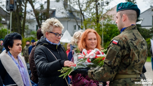 Biało-czerwonych barw nie wolno się wstydzić - w południe na jasnych błoniach w Szczecinie odbyły się uroczystości Dnia Flagi. Fot. Olaf Nowicki [Radio Szczecin] Dzień Flagi RP, uroczystości na Jasnych Błoniach [WIDEO, ZDJĘCIA]