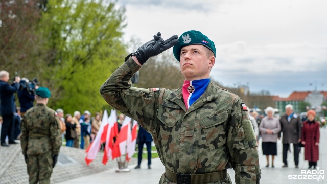 Biało-czerwonych barw nie wolno się wstydzić - w południe na jasnych błoniach w Szczecinie odbyły się uroczystości Dnia Flagi. Fot. Olaf Nowicki [Radio Szczecin] Dzień Flagi RP, uroczystości na Jasnych Błoniach [WIDEO, ZDJĘCIA]