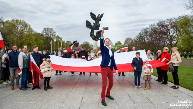 Biało-czerwonych barw nie wolno się wstydzić - w południe na jasnych błoniach w Szczecinie odbyły się uroczystości Dnia Flagi. Fot. Olaf Nowicki [Radio Szczecin] Dzień Flagi RP, uroczystości na Jasnych Błoniach [WIDEO, ZDJĘCIA]