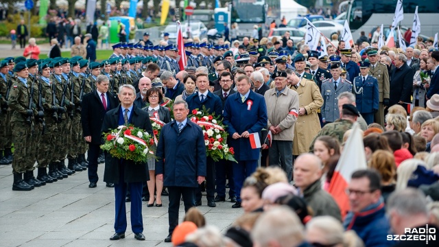 Obchody Święta Narodowego Trzeciego Maja w Szczecinie. Fot. Olaf Nowicki [Radio Szczecin] Święto Konstytucji 3 Maja. Uroczystości na Błoniach [WIDEO, ZDJĘCIA]