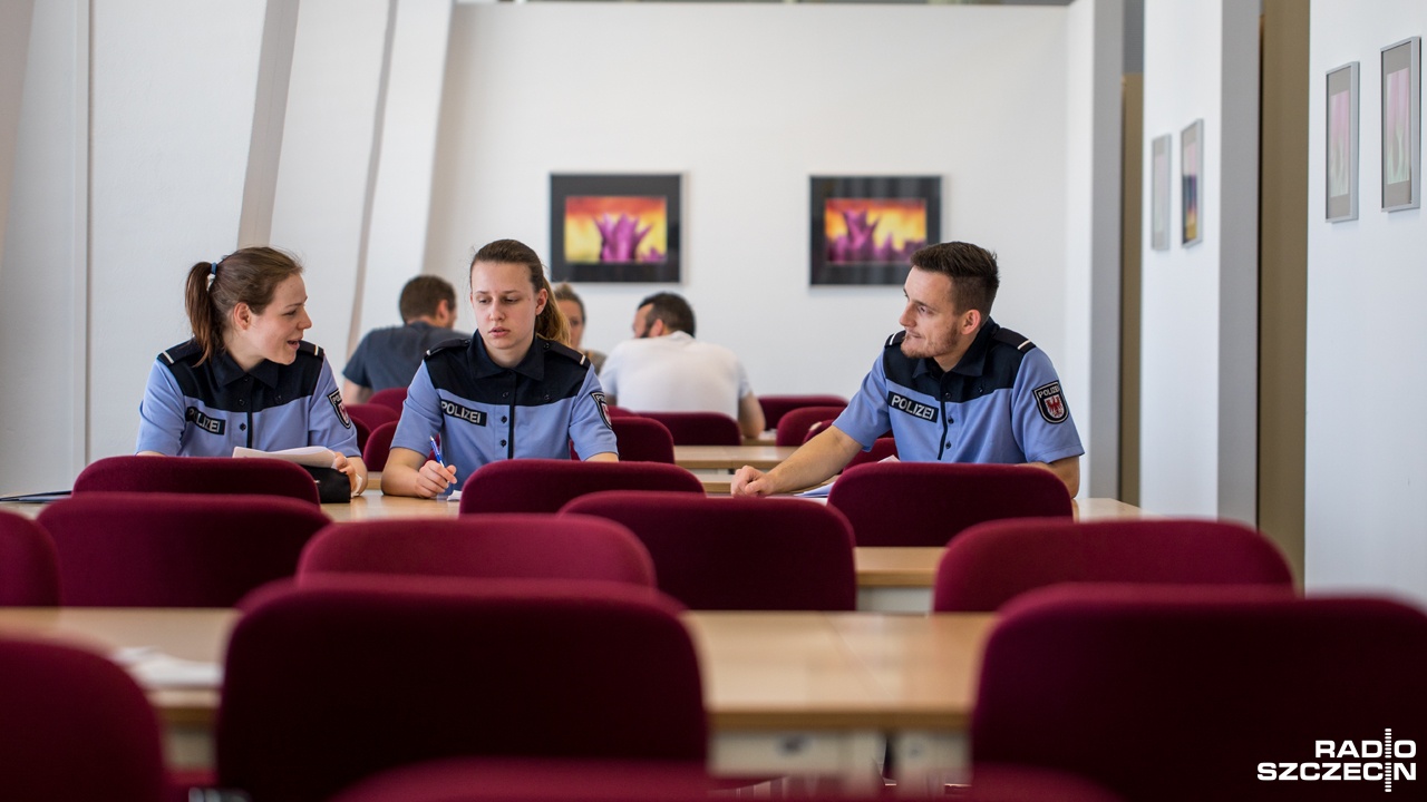 Pierwsi Polacy już służą w niemieckiej policji. Jak informują tamtejsze media są to trzy osoby, które skończyły szkolenie i zostały zatrudnione.