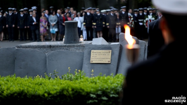 Obchody jubileuszu 70-lecia Szkolnictwa Morskiego na Pomorzu Zachodnim. Uroczystości na Cmentarzu Centralnym. Fot. Weronika Łyczywek [Radio Szczecin] "Tym, którzy nie powrócili z morza". Apel przed pomnikiem [ZDJĘCIA]