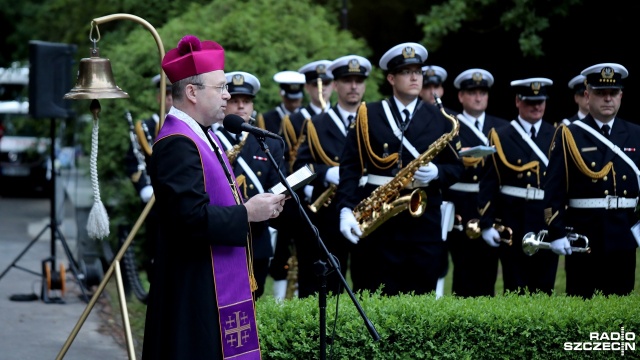 Obchody jubileuszu 70-lecia Szkolnictwa Morskiego na Pomorzu Zachodnim. Uroczystości na Cmentarzu Centralnym. Fot. Weronika Łyczywek [Radio Szczecin] "Tym, którzy nie powrócili z morza". Apel przed pomnikiem [ZDJĘCIA]