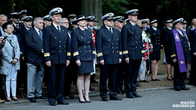 Obchody jubileuszu 70-lecia Szkolnictwa Morskiego na Pomorzu Zachodnim. Uroczystości na Cmentarzu Centralnym. Fot. Weronika Łyczywek [Radio Szczecin] "Tym, którzy nie powrócili z morza". Apel przed pomnikiem [ZDJĘCIA]