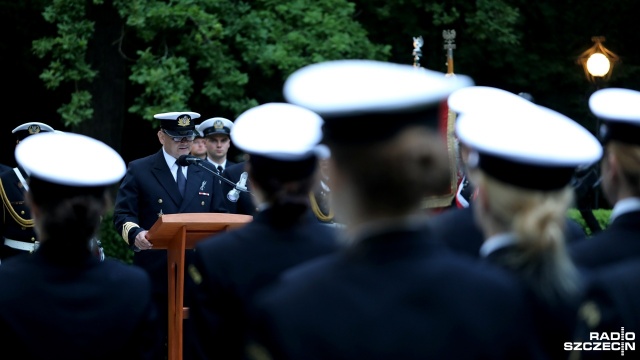 Obchody jubileuszu 70-lecia Szkolnictwa Morskiego na Pomorzu Zachodnim. Uroczystości na Cmentarzu Centralnym. Fot. Weronika Łyczywek [Radio Szczecin] "Tym, którzy nie powrócili z morza". Apel przed pomnikiem [ZDJĘCIA]