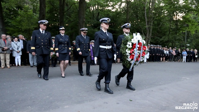 Obchody jubileuszu 70-lecia Szkolnictwa Morskiego na Pomorzu Zachodnim. Uroczystości na Cmentarzu Centralnym. Fot. Weronika Łyczywek [Radio Szczecin] "Tym, którzy nie powrócili z morza". Apel przed pomnikiem [ZDJĘCIA]