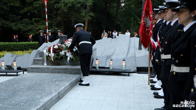 Obchody jubileuszu 70-lecia Szkolnictwa Morskiego na Pomorzu Zachodnim. Uroczystości na Cmentarzu Centralnym. Fot. Weronika Łyczywek [Radio Szczecin] "Tym, którzy nie powrócili z morza". Apel przed pomnikiem [ZDJĘCIA]