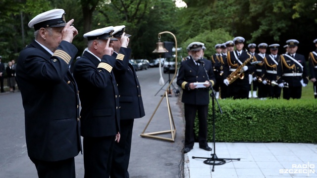 Obchody jubileuszu 70-lecia Szkolnictwa Morskiego na Pomorzu Zachodnim. Uroczystości na Cmentarzu Centralnym. Fot. Weronika Łyczywek [Radio Szczecin] "Tym, którzy nie powrócili z morza". Apel przed pomnikiem [ZDJĘCIA]