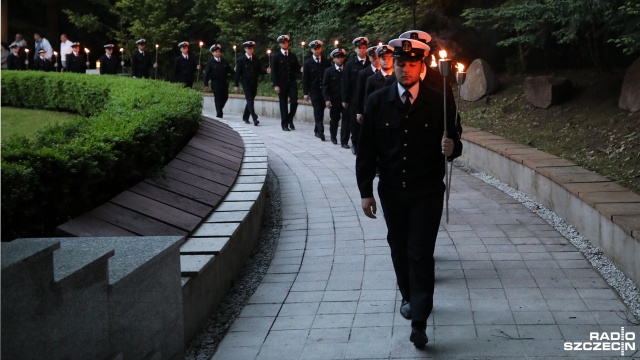 Obchody jubileuszu 70-lecia Szkolnictwa Morskiego na Pomorzu Zachodnim. Uroczystości na Cmentarzu Centralnym. Fot. Weronika Łyczywek [Radio Szczecin] "Tym, którzy nie powrócili z morza". Apel przed pomnikiem [ZDJĘCIA]