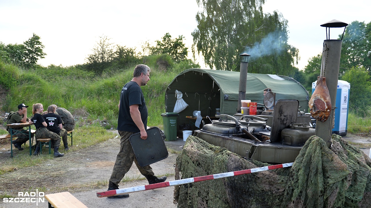 Potraw z wojskowej kuchni można spróbować na terenie dawnego lotniska w Kluczewie w ramach trwającego tam Zlotu Pojazdów Militarnych Czerwone Lotnisko.