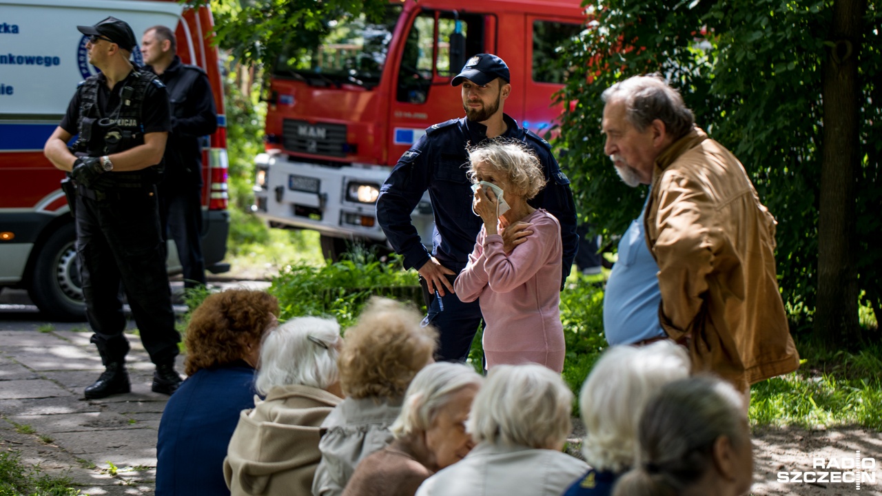 Oficjalnie przyczyna wybuchu nie jest jeszcze znana - około godz. 10 doszło do eksplozji w jednym z wieżowców przy ulicy Ofiar Oświęcimia w Szczecinie.