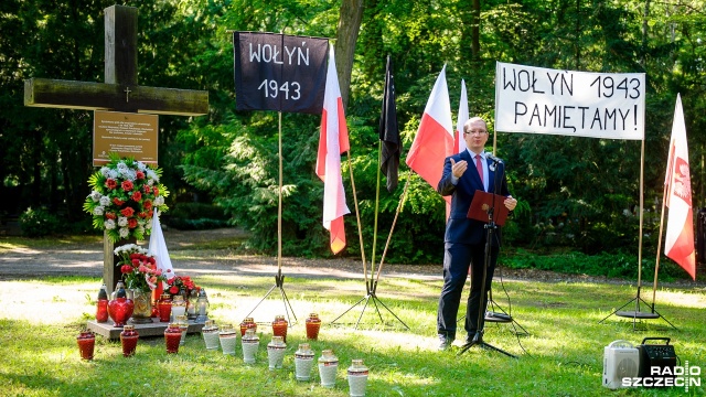 Na Cmentarzu Centralnym odbyły się obchody 74. rocznicy rzezi wołyńskiej. Fot. Olaf Nowicki [Radio Szczecin] "To co stało się na Wołyniu jest ciężkie do wyobrażenia" [WIDEO, ZDJĘCIA]