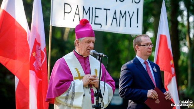 Na Cmentarzu Centralnym odbyły się obchody 74. rocznicy rzezi wołyńskiej. Fot. Olaf Nowicki [Radio Szczecin] "To co stało się na Wołyniu jest ciężkie do wyobrażenia" [WIDEO, ZDJĘCIA]