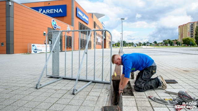 Przygotowania przed halą Azoty Arena. Fot. Olaf Nowicki [Radio Szczecin] Zaczyna się siatkarskie EURO. Azoty Arena gotowa [ZDJĘCIA]