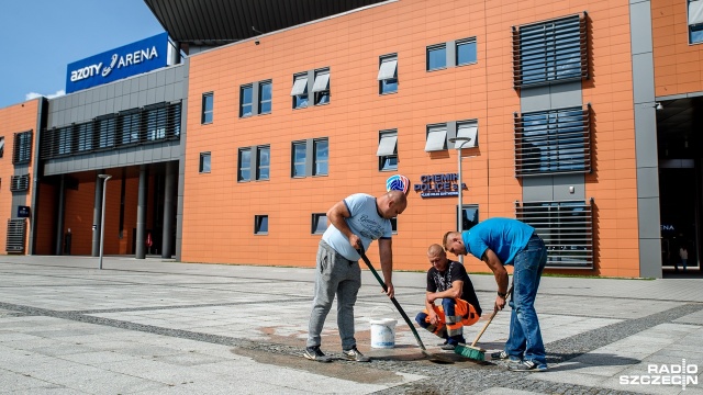 Przygotowania przed halą Azoty Arena. Fot. Olaf Nowicki [Radio Szczecin] Zaczyna się siatkarskie EURO. Azoty Arena gotowa [ZDJĘCIA]