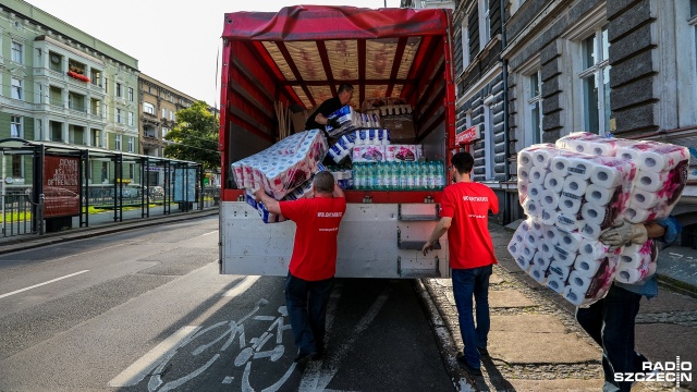 Transport darów dla mieszkańców województwa pomorskiego poszkodowanych w nawałnicach wyruszył ze Szczecina do Gdańska. Fot. Weronika Łyczywek [Radio Szczecin] Zachodniopomorskie wspiera poszkodowanych w nawałnicach. Dary już w drodze [WIDEO, ZDJĘCIA]