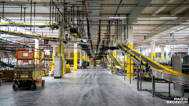Magazyn Amazon w podszczecińskim Kołbaskowie. Fot. Weronika Łyczywek [Radio Szczecin] Kilkanaście milionów przedmiotów w magazynie Amazona [ZDJĘCIA, WIDEO]