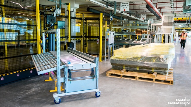 Magazyn Amazon w podszczecińskim Kołbaskowie. Fot. Weronika Łyczywek [Radio Szczecin] Kilkanaście milionów przedmiotów w magazynie Amazona [ZDJĘCIA, WIDEO]