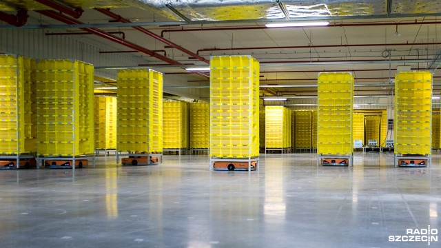 Magazyn Amazon w podszczecińskim Kołbaskowie. Fot. Weronika Łyczywek [Radio Szczecin] Kilkanaście milionów przedmiotów w magazynie Amazona [ZDJĘCIA, WIDEO]