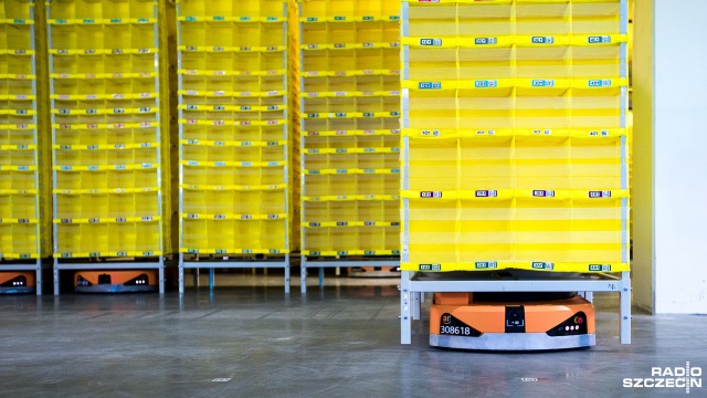 Magazyn Amazon w podszczecińskim Kołbaskowie. Fot. Weronika Łyczywek [Radio Szczecin] Kilkanaście milionów przedmiotów w magazynie Amazona [ZDJĘCIA, WIDEO]