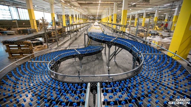 Magazyn Amazon w podszczecińskim Kołbaskowie. Fot. Weronika Łyczywek [Radio Szczecin] Kilkanaście milionów przedmiotów w magazynie Amazona [ZDJĘCIA, WIDEO]