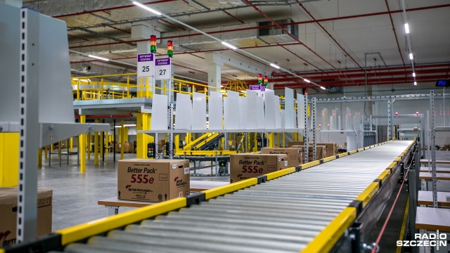 Magazyn Amazon w podszczecińskim Kołbaskowie. Fot. Weronika Łyczywek [Radio Szczecin] Kilkanaście milionów przedmiotów w magazynie Amazona [ZDJĘCIA, WIDEO]