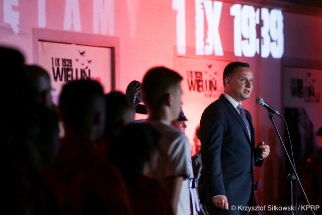 Prezydent Andrzej Duda na uroczystościach w Wieluniu. Fot. Krzysztof Sitkowski/KPRP, www.prezydent.pl Prezydent w Wieluniu: Trzeba wiedzieć i pamiętać, kto był ofiarą, a kto agresorem [ZDJĘCIA]