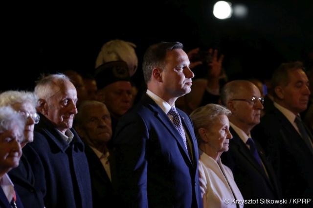 Prezydent Andrzej Duda na uroczystościach w Wieluniu. Fot. Krzysztof Sitkowski/KPRP, www.prezydent.pl Prezydent w Wieluniu: Trzeba wiedzieć i pamiętać, kto był ofiarą, a kto agresorem [ZDJĘCIA]