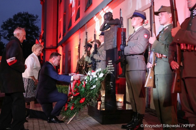 Prezydent Andrzej Duda na uroczystościach w Wieluniu. Fot. Krzysztof Sitkowski/KPRP, www.prezydent.pl Prezydent w Wieluniu: Trzeba wiedzieć i pamiętać, kto był ofiarą, a kto agresorem [ZDJĘCIA]