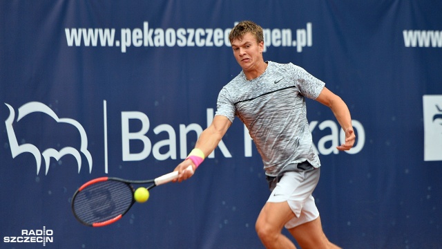 Karol Drzewiecki przegrał z Argentyńczykiem Guido Andreozzim 6:7, 2:6 w pierwszej rundzie szczecińskiego challengera. Fot. Łukasz Szełemej [Radio Szczecin] Karol Drzewiecki już poza Pekao Szczecin Open [ZDJĘCIA]