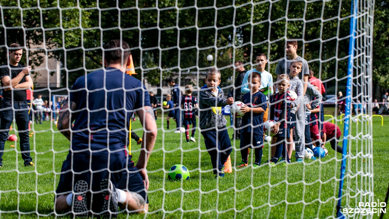 Piłkarze Pogoni Szczecin będą w niedzielę trenować z dziećmi na Jasnych Błoniach. Najmłodsi kandydaci na przyszłych zawodników portowego klubu i reprezentacji Polski wezmą udział w zabawach i grach sportowych.
