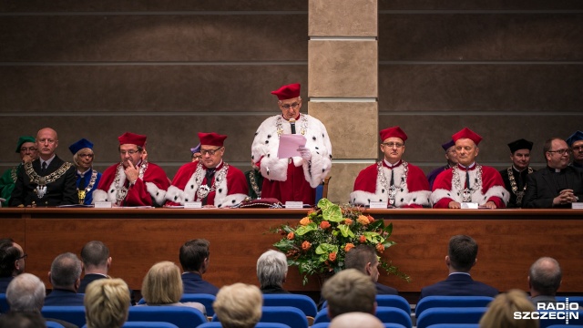 Podczas przemówienia rektor US, prof. dr hab Edward Włodarczyk, mówił między innymi o zmianach, jakie czekają szkolnictwo wyższe. Fot. Weronika Łyczywek [Radio Szczecin] Tysiące studentów na US. Uniwerek zaczął nowy rok akademicki [ZDJĘCIA]