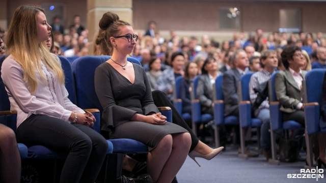 Uniwersytet Szczeciński oficjalnie zainaugurował kolejny rok akademicki. Fot. Weronika Łyczywek [Radio Szczecin] Tysiące studentów na US. Uniwerek zaczął nowy rok akademicki [ZDJĘCIA]