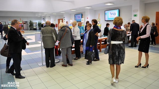 Ponad 200 studentów - seniorów zainaugurowało w sobotę kolejny rok akademicki Uniwersytetu Trzeciego Wieku na Uniwersytecie Szczecińskim. Fot. Łukasz Szełemej [Radio Szczecin] Seniorzy rozpoczynają rok akademicki [ZDJĘCIA]