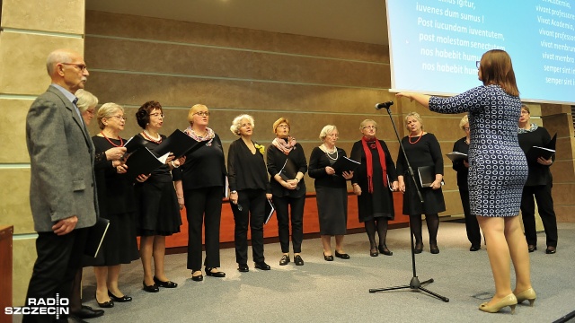 Ponad 200 studentów - seniorów zainaugurowało w sobotę kolejny rok akademicki Uniwersytetu Trzeciego Wieku na Uniwersytecie Szczecińskim. Fot. Łukasz Szełemej [Radio Szczecin] Seniorzy rozpoczynają rok akademicki [ZDJĘCIA]