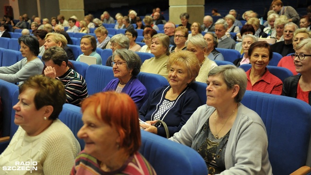 Ponad 200 studentów - seniorów zainaugurowało w sobotę kolejny rok akademicki Uniwersytetu Trzeciego Wieku na Uniwersytecie Szczecińskim. Fot. Łukasz Szełemej [Radio Szczecin] Seniorzy rozpoczynają rok akademicki [ZDJĘCIA]