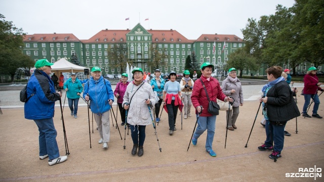 Marsz Seniora na Jasnych Błoniach w Szczecinie. Fot. Weronika Łyczywek [Radio Szczecin] "Dla zdrowia i kondycji". Seniorzy maszerowali w Szczecinie [ZDJĘCIA]