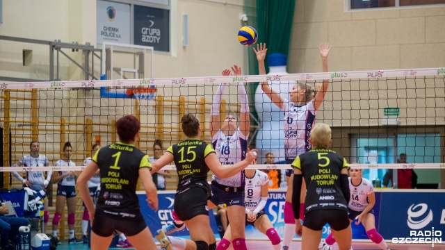 Chemik Police - Poli Budowlani Toruń 3:0. Fot. Olaf Nowicki [Radio Szczecin] Pewna wygrana i fotel lidera dla Chemika [DUŻO ZDJĘĆ]