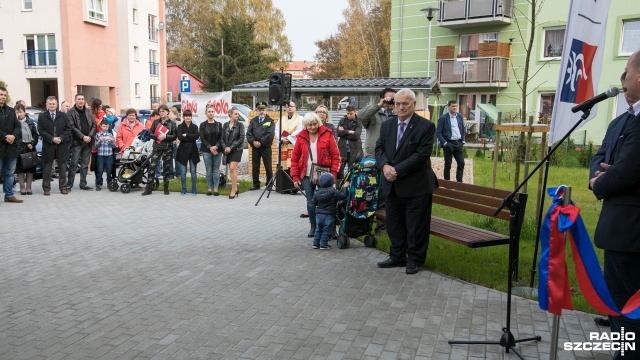 Lokatorzy odebrali klucze do mieszkań na osiedlu Nad Płonią w Szczecinie. Fot. Weronika Łyczywek [Radio Szczecin] Kolejne mieszkania Nad Płonią gotowe. Lokatorzy odebrali klucze [ZDJĘCIA]