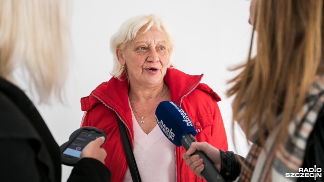 Lokatorzy odebrali klucze do mieszkań na osiedlu Nad Płonią w Szczecinie. Fot. Weronika Łyczywek [Radio Szczecin] Kolejne mieszkania Nad Płonią gotowe. Lokatorzy odebrali klucze [ZDJĘCIA]