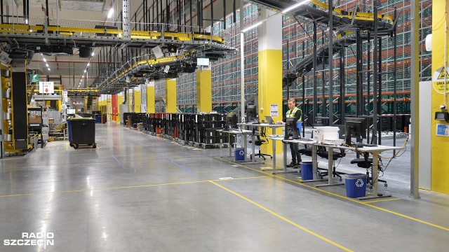 Amazon, czyli gigant sprzedaży internetowej, otworzył w środę swoje centrum logistyczne w podszczecińskim Kołbaskowie. Fot. Łukasz Szełemej [Radio Szczecin] Gigant internetowego handlu otworzył centrum w Kołbaskowie [WIDEO, ZDJĘCIA]
