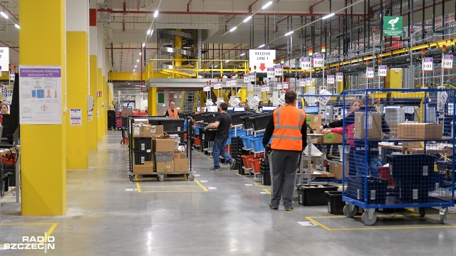 Amazon, czyli gigant sprzedaży internetowej, otworzył w środę swoje centrum logistyczne w podszczecińskim Kołbaskowie. Fot. Łukasz Szełemej [Radio Szczecin] Gigant internetowego handlu otworzył centrum w Kołbaskowie [WIDEO, ZDJĘCIA]