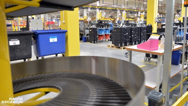 Amazon, czyli gigant sprzedaży internetowej, otworzył w środę swoje centrum logistyczne w podszczecińskim Kołbaskowie. Fot. Łukasz Szełemej [Radio Szczecin] Gigant internetowego handlu otworzył centrum w Kołbaskowie [WIDEO, ZDJĘCIA]