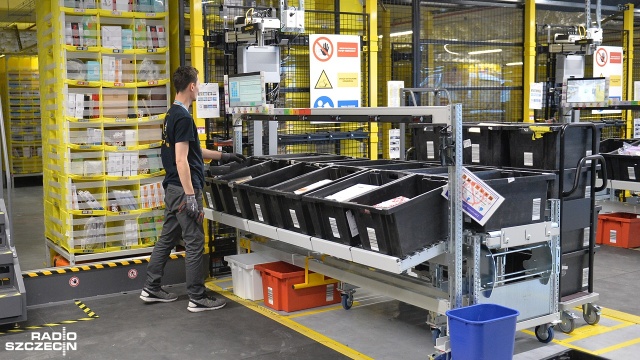 Amazon, czyli gigant sprzedaży internetowej, otworzył w środę swoje centrum logistyczne w podszczecińskim Kołbaskowie. Fot. Łukasz Szełemej [Radio Szczecin] Gigant internetowego handlu otworzył centrum w Kołbaskowie [WIDEO, ZDJĘCIA]