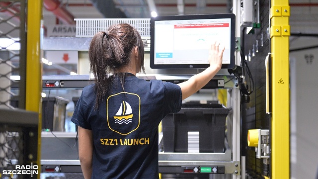 Amazon, czyli gigant sprzedaży internetowej, otworzył w środę swoje centrum logistyczne w podszczecińskim Kołbaskowie. Fot. Łukasz Szełemej [Radio Szczecin] Gigant internetowego handlu otworzył centrum w Kołbaskowie [WIDEO, ZDJĘCIA]