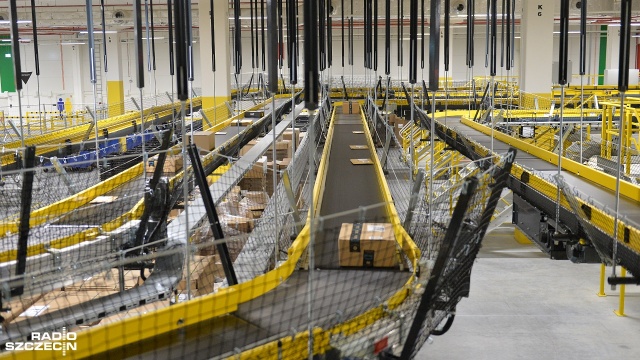 Amazon, czyli gigant sprzedaży internetowej, otworzył w środę swoje centrum logistyczne w podszczecińskim Kołbaskowie. Fot. Łukasz Szełemej [Radio Szczecin] Gigant internetowego handlu otworzył centrum w Kołbaskowie [WIDEO, ZDJĘCIA]