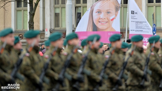 Z okazji obchodów Święta Odzyskania Niepodległości pod pomnikiem marszałka Józefa Piłsudskiego kwiaty złożyli mieszkańcy, przedstawiciele władz województwa i parlamentarzyści. Fot. Łukasz Szełemej [Radio Szczecin] Szczecinianie złożyli kwiaty przed pomnikiem marszałka Józefa Piłsudskiego [WIDEO, ZDJĘCIA]