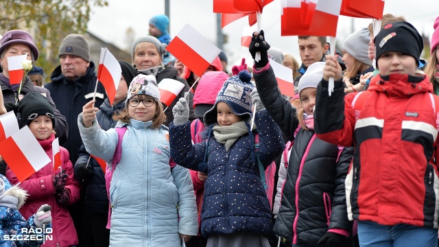 Z okazji obchodów Święta Odzyskania Niepodległości pod pomnikiem marszałka Józefa Piłsudskiego kwiaty złożyli mieszkańcy, przedstawiciele władz województwa i parlamentarzyści. Fot. Łukasz Szełemej [Radio Szczecin] Szczecinianie złożyli kwiaty przed pomnikiem marszałka Józefa Piłsudskiego [WIDEO, ZDJĘCIA]