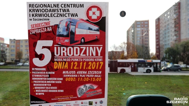 Akcja "Przelewamy krew dla Niepodległej" w Szczecinie. Fot. Weronika Łyczywek [Radio Szczecin] "To niewiele, a może komuś pomóc". Szczecinianie oddawali krew [ZDJĘCIA]